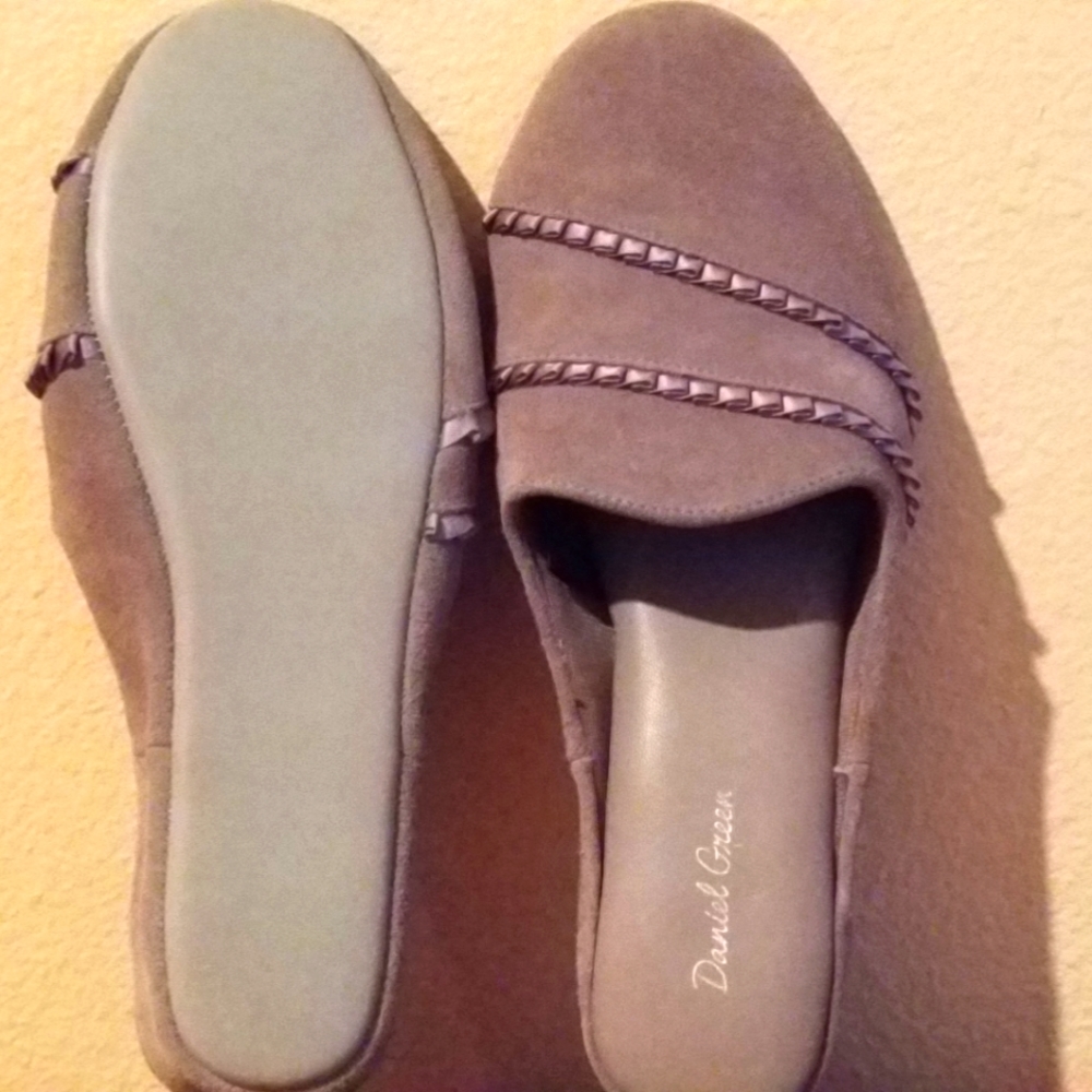 Woman Slippers Daniel Green 9-9.5, Brand New